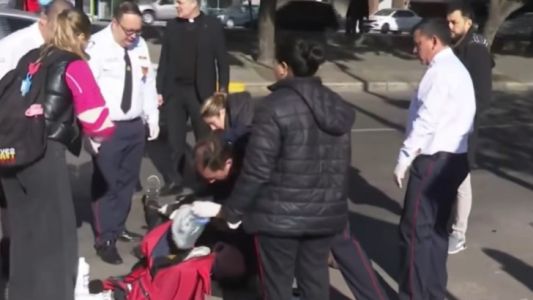 Fuerte siniestro vial entre un auto y una moto: bomberos que iban a un casamiento asistieron al herido