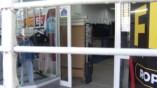Robo en un local de ropa recién inaugurado: forzaron la reja para ingresar