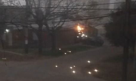 Se incendió un transformador en medio de la niebla