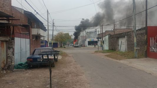 Ardió en llamas una trafic en zona noroeste: investigan si fue intencional