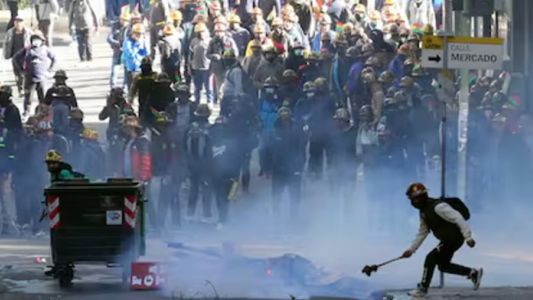 Bolivia: al menos un herido tras choques entre policías y manifestantes en La Paz que reclaman la renuncia del presidente