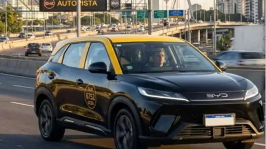 Analizan incorporar autos eléctricos al servicio de taxis