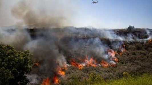 Un incendio forestal en el sur de California obliga a evacuar a más de 17.000 residentes