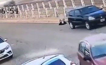 Bajó del auto para revisar una falla y el vehículo la atropelló