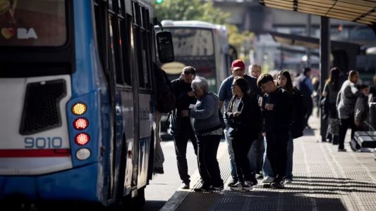 Golpe al bolsillo desde junio: se disparan las tarifas de transporte y peajes