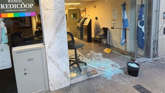 Rompió la vidriera de un banco y escapó con un celular