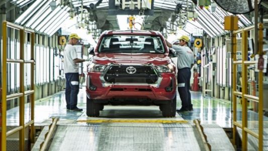 Por la presión de los autos chinos, las automotrices congelan precios en Argentina