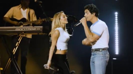 Tini Stoessel apareció de sorpresa en el show de los Jonas Brothers y enloqueció al Movistar Arena