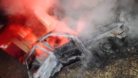 Se incendió un auto en la cochera de una vivienda