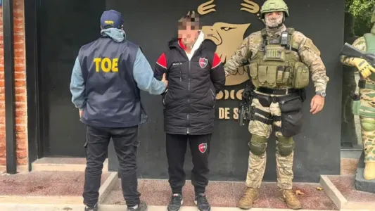 Detuvieron a dos hombres por atacar con una bomba molotov el auto de un futbolista de Newell’s