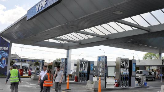 YPF confirmó un aumento del 1% en los combustibles y alargó el congelamiento por 45 días más