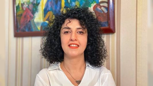 Más de 110 Premios Nobel piden a Irán que libere a la activista Narges Mohammadi, gravemente enferma