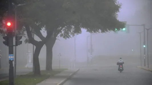 Bancos de niebla y frío húmedo cubren la región en un domingo con clima gris en Rosario