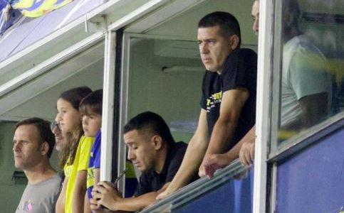 Riquelme se emocionó al conocer a futbolistas brasileños que llevan su nombre