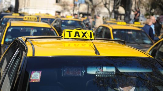 Taxistas rosarinos volvieron a exigir controles sobre las aplicaciones de viajes ilegales