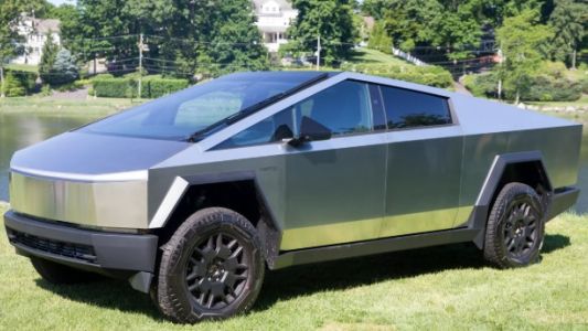 Retiraron en una grúa del estacionamiento de Diputados el Tesla del legisaldor libertario: no tenía patente