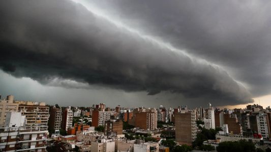 Rosario continúa bajo alerta por fuertes ráfagas hasta el mediodía