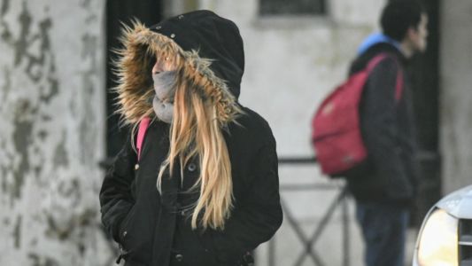 La ciudad amaneció bajo cero y tendrá un feriado helado con sol