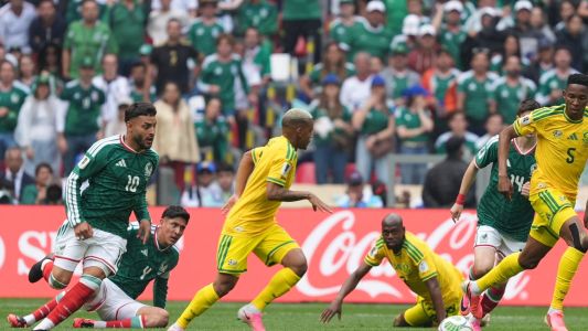 México debutó con triunfo y venció 2-0 a Sudáfrica en el Azteca