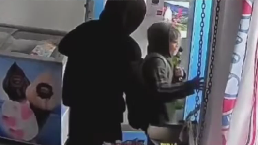 Robo en un minimarket de Rosario: usaron a un niño como señuelo para robar combos de fernet y coca