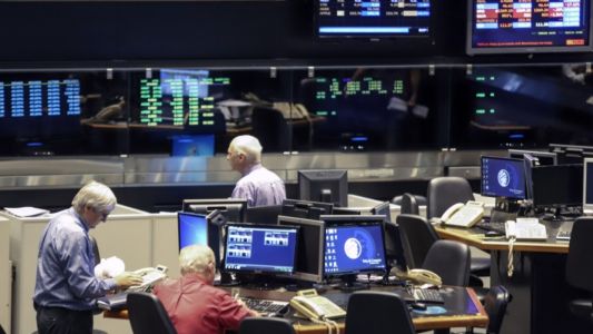 El riesgo país profundiza su caída y se acerca a la barrera de los 430 puntos