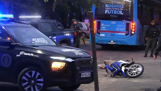 Fatal choque en Molina y Cafulcurá: un motociclista murió al impactar contra un colectivo