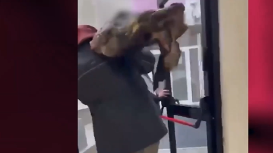 Protesta insólita en La Pampa: productor llevó una pata de vaca al despacho del intendente