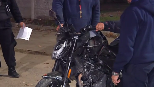 Siniestro vial en Presidente Perón al 7700: un motociclista quedó debajo de un camión