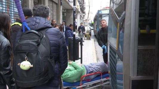 Un hombre cayó al bajar de un colectivo y terminó herido