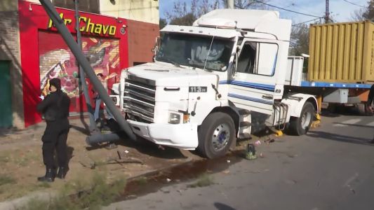El conductor de un camión se descompensó, perdió el control y terminó sobre la vereda