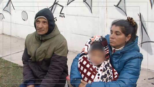 Una familia vive desde hace cuatro meses bajo un gazebo tras perder su vivienda