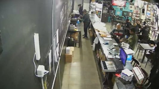 Detuvieron a un policía por robar un celular en un bar de la Terminal de Ómnibus
