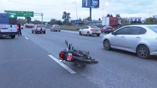 Choque en Circunvalación y Pellegrini: un motociclista resultó herido rumbo al trabajo