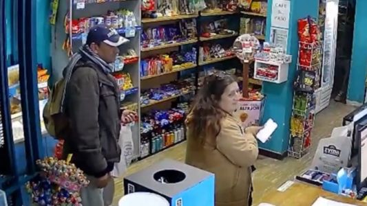 Simularon ser clientes, distrajeron a la empleada y robaron golosinas