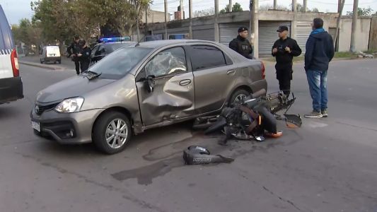 Un motociclista resultó herido tras ser embestido por un auto