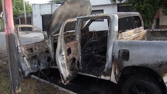 Prendieron fuego una camioneta estacionada y la destruyeron por completo