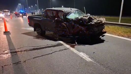 Una camioneta chocó contra un camión detenido en la banquina