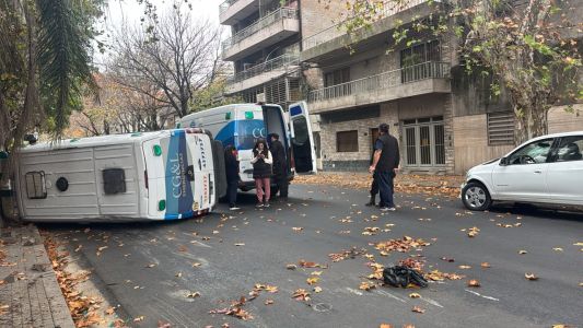 Choque y vuelco de una ambulancia en Cafferata y Montevideo