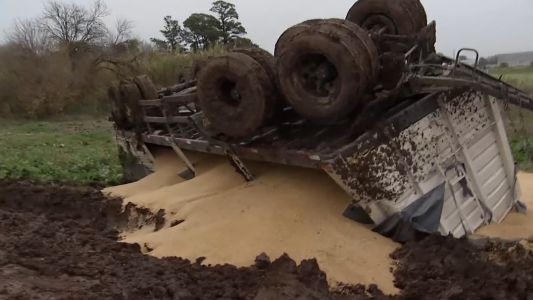 Volcó un camión con doble acoplado en la Ruta Provincial  21