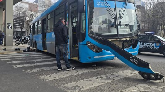 Un colectivo arrancó un semáforo tras ser encerrado por un camión