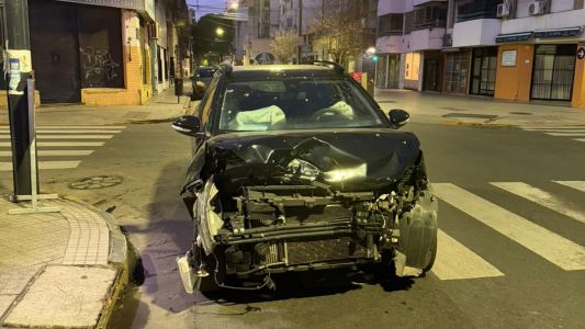 Choque en Mendoza y Maipú: un auto terminó contra una columna tras una brusca maniobra