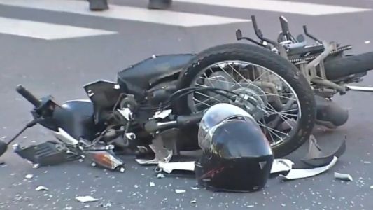 Atropellaron a un policía mientras asistía un choque entre una moto y un taxi