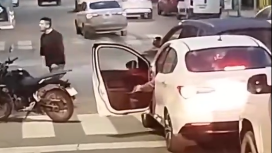 Neuquén: discutía con un motociclista, olvidó el freno de mano y provocó un choque