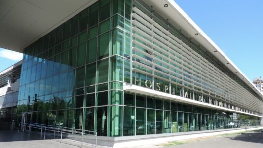 Recibió siete disparos durante un intento de robo y permanece estable tras una compleja cirugía