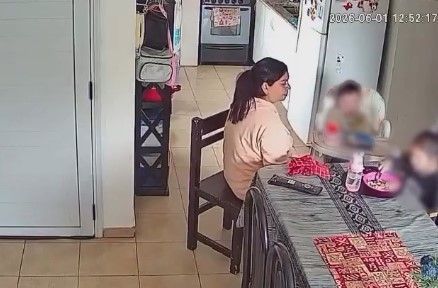 Una cámara registró el maltrato de una niñera a dos niños