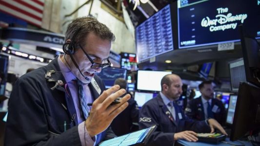 Jornada financiera: los activos argentinos cerraron en alza y el riesgo país se mantuvo debajo de los 500 puntos