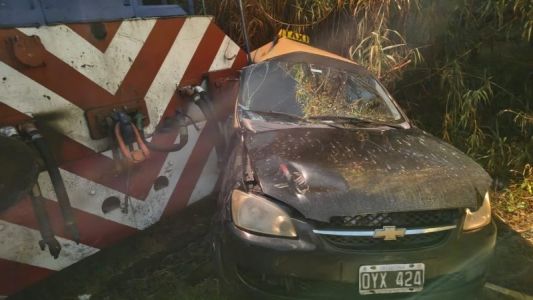 Un tren chocó contra un taxi y el conductor resultó herido