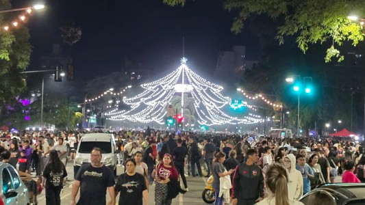 Se encendió el clásico árbol de Navidad de Rosario acompañado de música en vivo en Oroño y Pellegrini