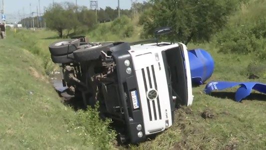 Volcó un camión cisterna al intentar esquivar un perro