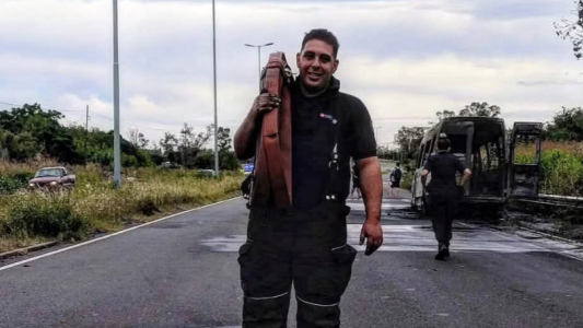 Un bombero murió y tres más resultaron gravemente heridos al ser atropellados mientras combatían un incendio